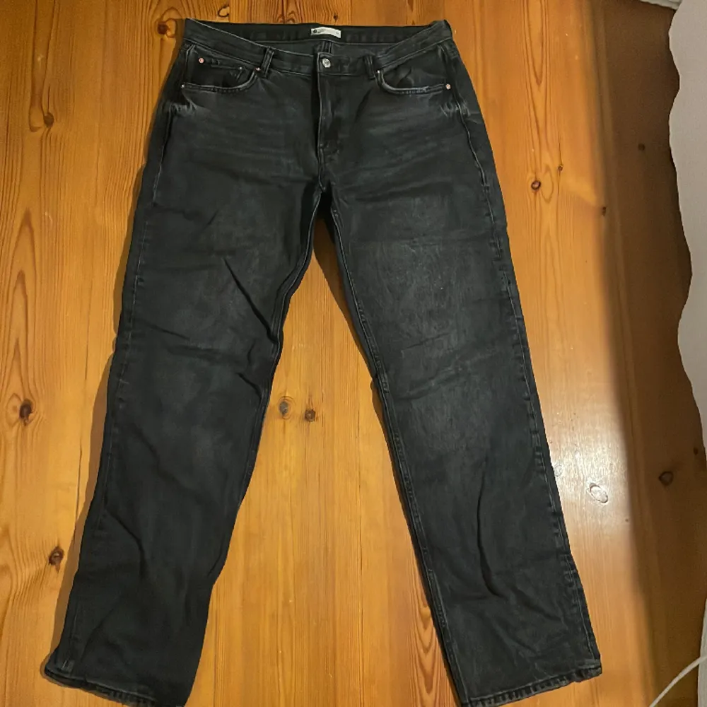 Svarta populära straight lågmidjade jeans från Gina, använda ca 4 gånger . Jeans & Byxor.