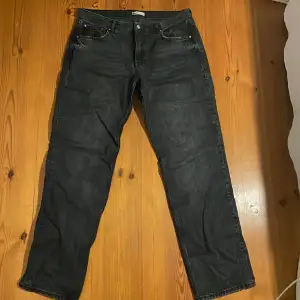 Svarta populära straight lågmidjade jeans från Gina, använda ca 4 gånger 