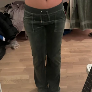 Juicy couture byxor gröna - Gröna juicy couture byxor. Säljer dom för dom inte är min stil. Dom är jätte fina och har fint material.