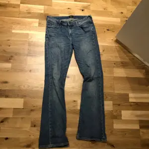 Säljer mina älskade jeans från Lee, Lågmidjade botcut. Sitte perfekt och är svåra att få tag i! Säljer då jag dock har många jeans som nästan ser likadana ut 😓. 