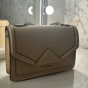 Karl lagerfeldt  - Helt ny, slutsåld överallt💕 Nypris 4700
