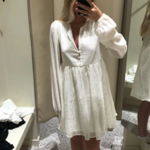 Studentklänning - Superfin vit klänning från Bikbok. Perfekt till studenten. Använd tre gånger så den är väldigt fin i skicket. Storlek 36🩷