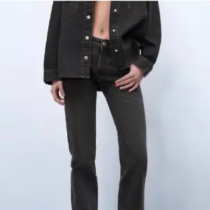 Säljer ett par svarta Lågmidjade jeans fårn zara då jag har många likadana. De ser ut som ett par helt vanliga Low Waits botcut jeans. Kom privat för fler bilder. ❤️ passar bra på mig som är 167