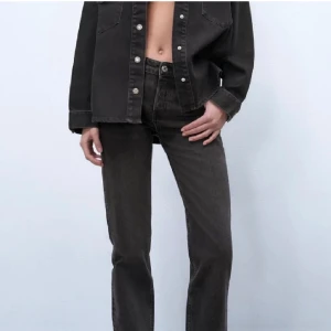 Svarta Lågmidjade jeans - Säljer ett par svarta Lågmidjade jeans fårn zara då jag har många likadana. De ser ut som ett par helt vanliga Low Waits botcut jeans. Kom privat för fler bilder. ❤️ passar bra på mig som är 167