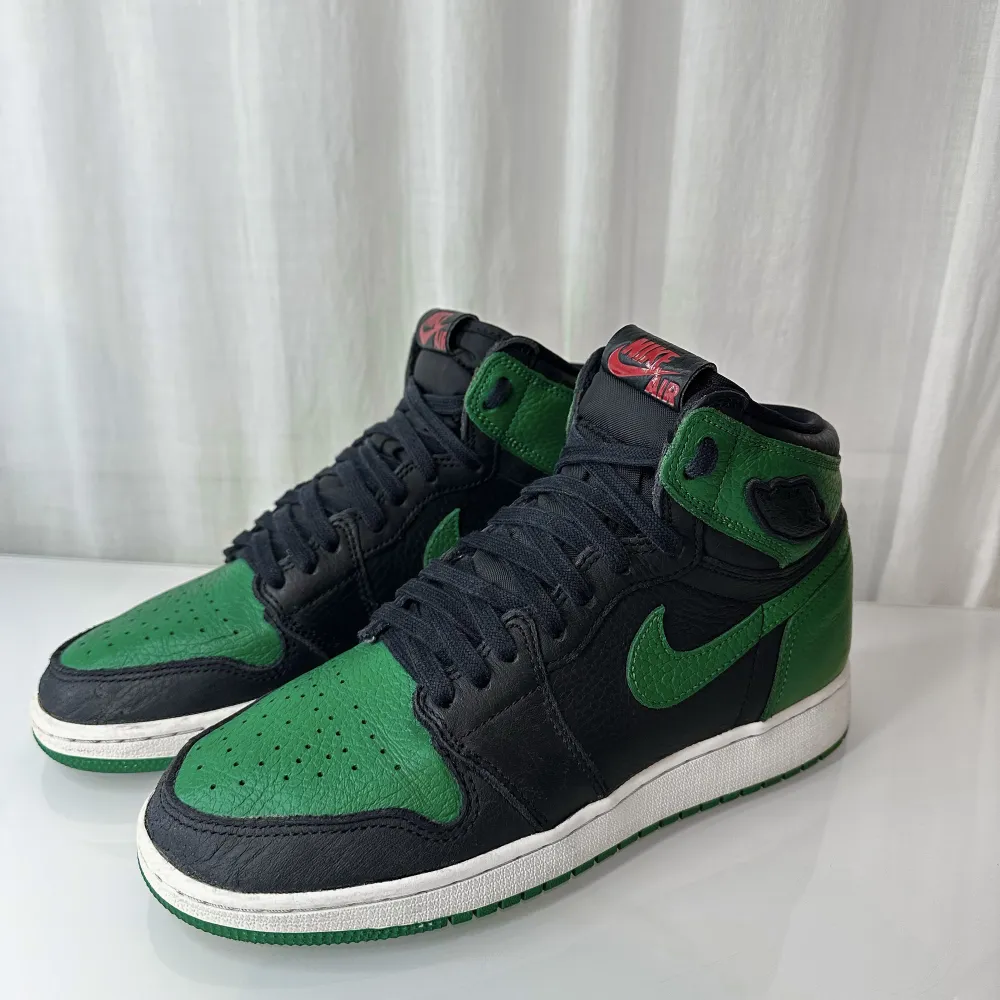 Säljer mina Jordan 1 i färgen Pine Green, storlek 38. De är i gott skick, med ett fåtal slitningar. Köpta för 3200 kr. Skriv för frågor / fler bilder. . Skor.