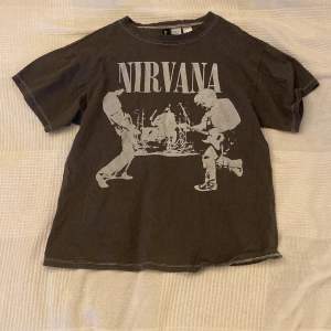 Fin tröja från H&M med tryck på bandet Nirvana, säljer för att den inte är min stil och använd 1/2 gånger! 💕 Står att den är XXS men skulle säga att den passar upp till M!💞