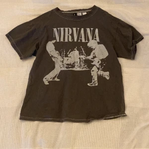 T-shirt med tryck - Fin tröja från H&M med tryck på bandet Nirvana, säljer för att den inte är min stil och använd 1/2 gånger! 💕 Står att den är XXS men skulle säga att den passar upp till M!💞