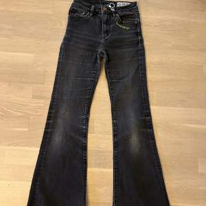 Lågmidjade och utsvänga jeans från Crocker i storlek w24,L32. Mycket fint skick