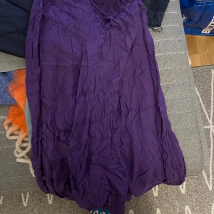 Lila byxor - Använd ett par gånger, mycket bra skick! Tyvärr är prislappen och all information bortklippt så gissar på storlek.