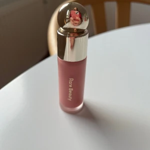 Rare beauty liquid blush HOPE - Endast testad. Nypris: 389 :-