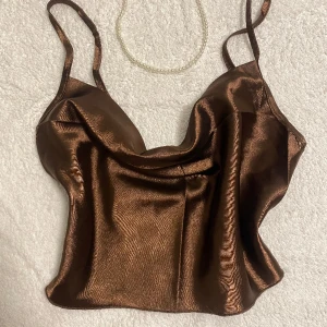 Silkes topp  - Stilren silkes topp<3 banden går att justera! OBS accessoarerna ingår EJ(halsband) 