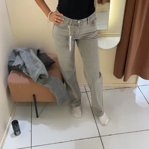 Straight Low Rise Jeans - Jag säljer mina jeans från ginatricot. De är använda 5/6 gånger alltså i väldigt bra skick. De är i strlk 32 men passar även 34. Nypris 500kr. Säljer för 215kr+frakt