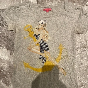 Grå t-shirt stl.Xs - Grå T-shirt i storlek xs. Säljs i befintligt skick. Säljer pga stor garderobrensning. Kika gärna på mina andra annonser, säljer mycket. Samfraktar gärna:) 