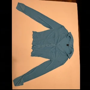 💙Knappad blå tröja 💙 - Oanvänd blå tröja med utvidga ärmar, utmärkt kvalite, ursprungliga storleken är Xs men skulle säga att den passar S&M och även L om man gillar när kläderna sitter tajt 💙