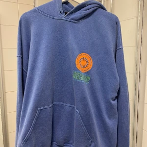 Urban Outfiters hoodie - Skön hoodie i storlek M, snörena för att knyta luvan har åkt bort. Annars i gott skick, inte använt så jätte mycket. 