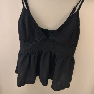 Topp - Super söt topp med små detaljer på. Har en dragkedja på sidan så enkel att få på 🙌