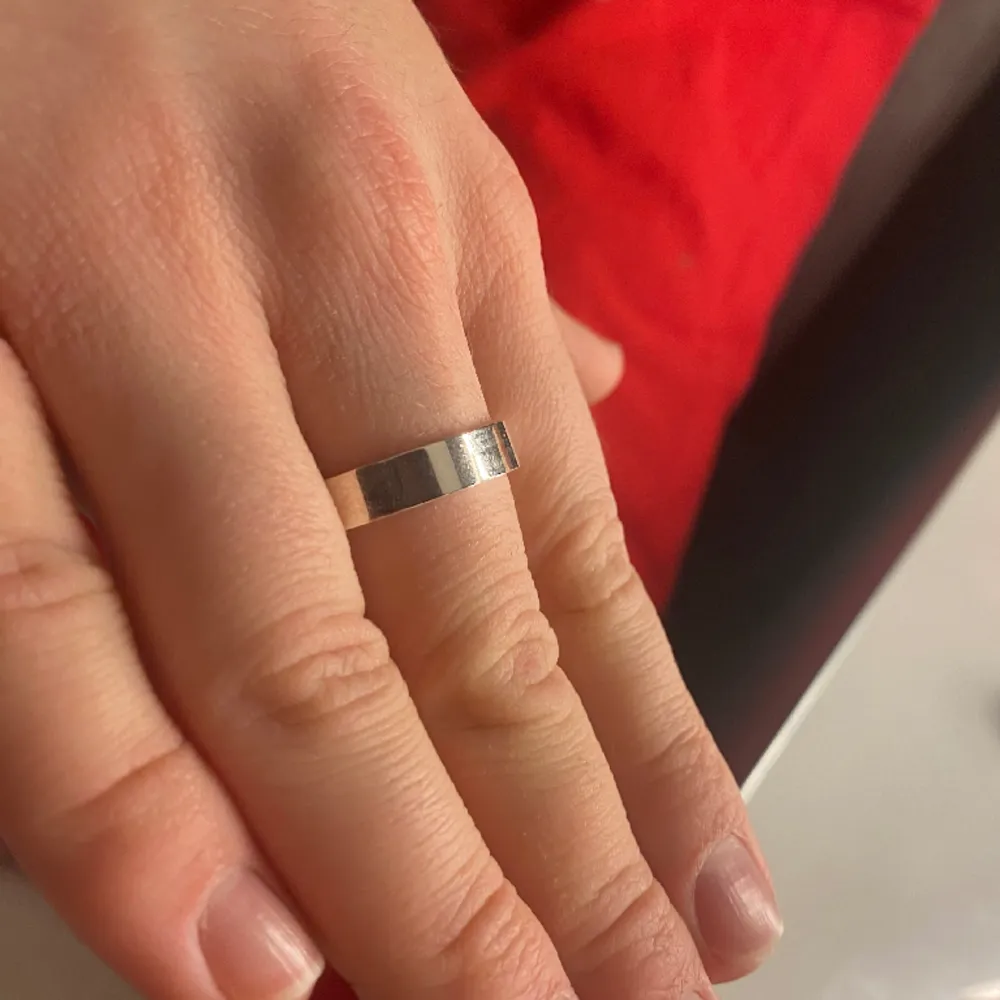 Säljer denna fina ring i äkta silver från albreks guld, köpte tyvärr fel storlek. Helt ny bara provad, ring ask följer med. Accessoarer.