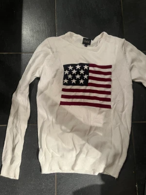 USA flagga stickad tröja - En raulph Laurent liknande tröja som tyvär har blivit för liten. Inga fläckar eller sådan och superfin att ha nu i vinter! Köparen står för frakten😊😊
