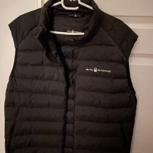 Sail racing vest  - Perfekt nu när våren börjar närma sig! Väldigt bra skick och bekväm! Är personligen 180 o den sitter väldigt bra på mig men funkar också till folk som är 170 +!  ( OBS dragkedjan är lite jobbig ibland och kan gå av om du är för hårdhänd! )