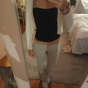 Kofta  - Säljer denna koftan är i väldigt bra skick💕