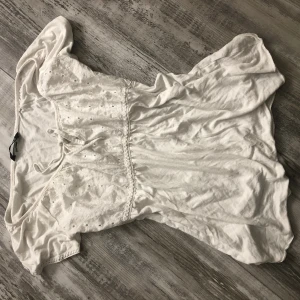 Tröja - Jag säljer denna jätte söta tröjan som har lite samma form som en ”baby doll” tröja och väldigt fina detaljer! Den kommer inte till användning  eftersom att det är lite för stor för mig🩷lappen är avklippt men jag skulle säga att den är storlek S/M