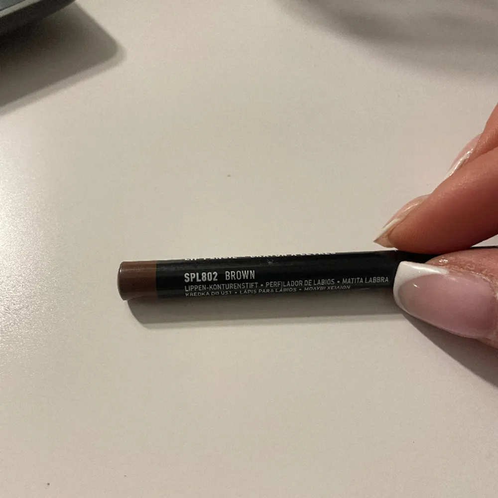 Lip Pencil från Nyx. Endast testad på handen annars är den aldrig blivit använd då färgen inte faller mig i smaken. . Accessoarer.