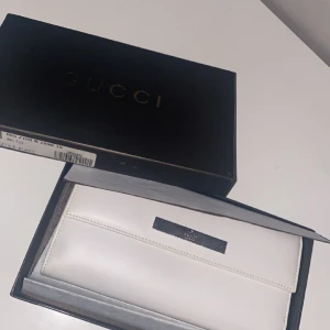 Gucci väska/plånbok  - Säljer denna sparade Gucci hand-väskan som köptes i Italien av min mor för ca 15 år sedan. Den säljs inte längre och är i helt nytt skick då den aldrig använts. Kom gärna med prisförslag!