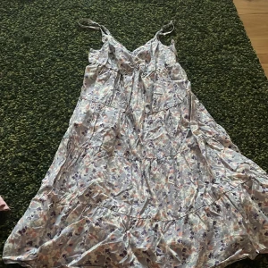 Blå klänning - Mycket fin blå klänning, den är tunn och passar galant för festliga evenemang, kanske runt midsommarstången? :) Jätte fin och kommer i ett mycket bra skick, inga defekter alls. Den har en aning volang! Storlek: 36 alltså xs/s. Max längd: 155-169.