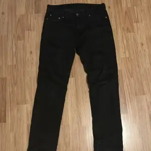 Levis jeans i bra skick som är använda men inget fel på dem. Köpt för 1200kr. Storlek 30/32 och säljs för att dem är för små. Modell 541. Hör av dig vid frågor