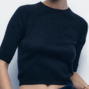 Stickad ylletröja - Jätte snygg och skön stickad mörkblå tröja, säljer pågrund av att den är för liten för mig!! 