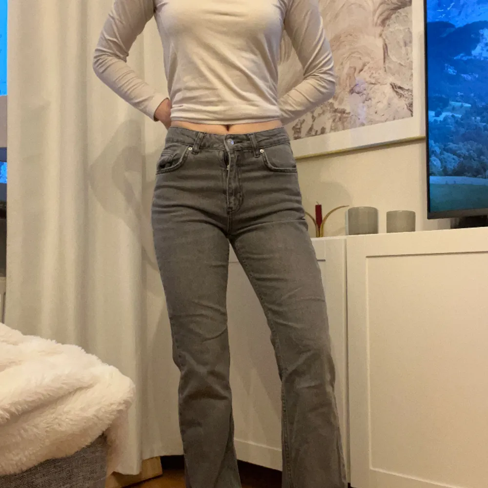 Gråa bootcut jeans från Gina tricot i petite längd. Knappt använda . Jeans & Byxor.