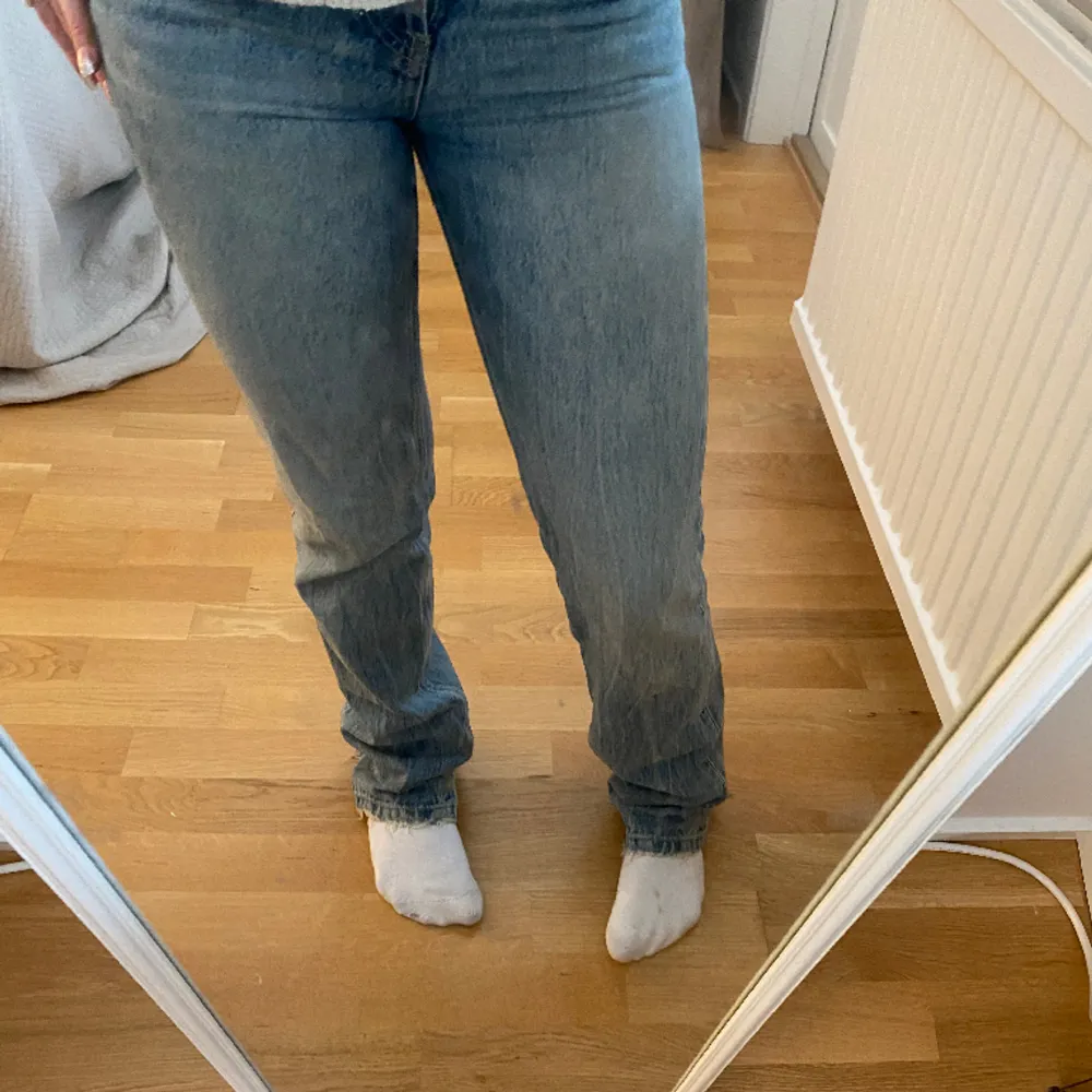 Ett par ljusblåa jeans från zara i stolek 34💞💘. Jeans & Byxor.