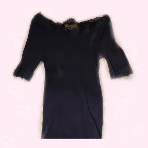 marinblå blus <3 - bara använd en gång och är väldigt fin på. sitter lite off the shoulder <3