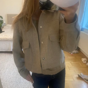 Kappa - Säljer denna fina, lite kortare kappan/jackan från zara, pågrund av att den aldrig kommer till användning 💓 den är i väldigt bra skick och endast använd fåtal gånger😍