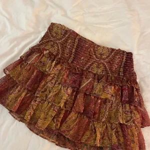 Zara kjol - Fin zara kjol som är för liten för mig, har lite tråder som hänger men kan bara klippa bort