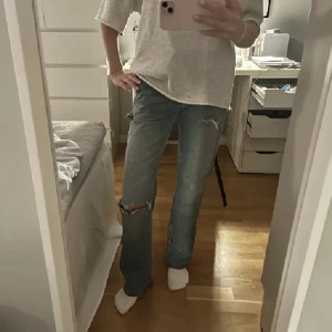 Zara jeans - säljer dessa jeans eftersom de inte kommit till användning. Inga defekter. ( Den första bilden är lånad💘)