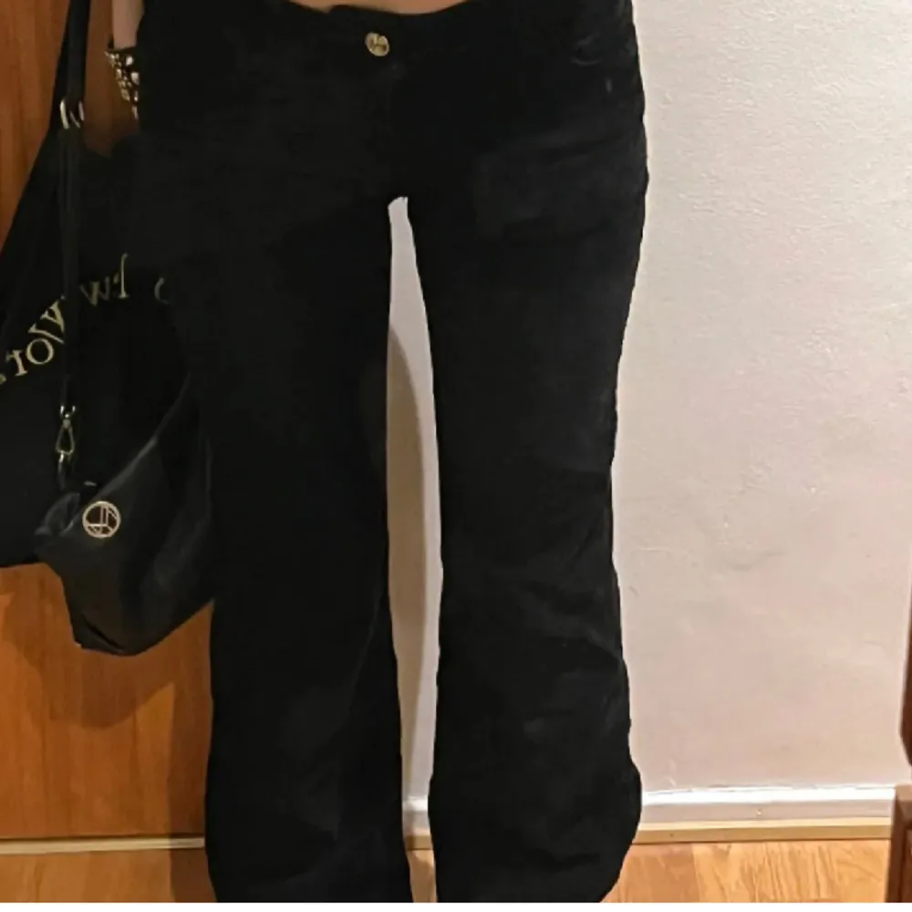 Fina Manchester bootcut jeans från H&M jag köpte för ungefär två år sen, inte kommit till användning bara legat i garderoben o använt ungefär 3 gånger nu har de dock blivit lite för små för mig. Jeans & Byxor.