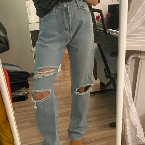 Ripped jeans  - I bra skick, storlek S (36) 