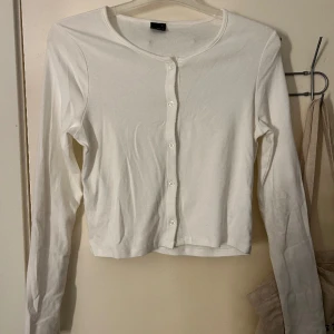 Vit Topp Gina tricot - Fint skick. Liten i storleken.