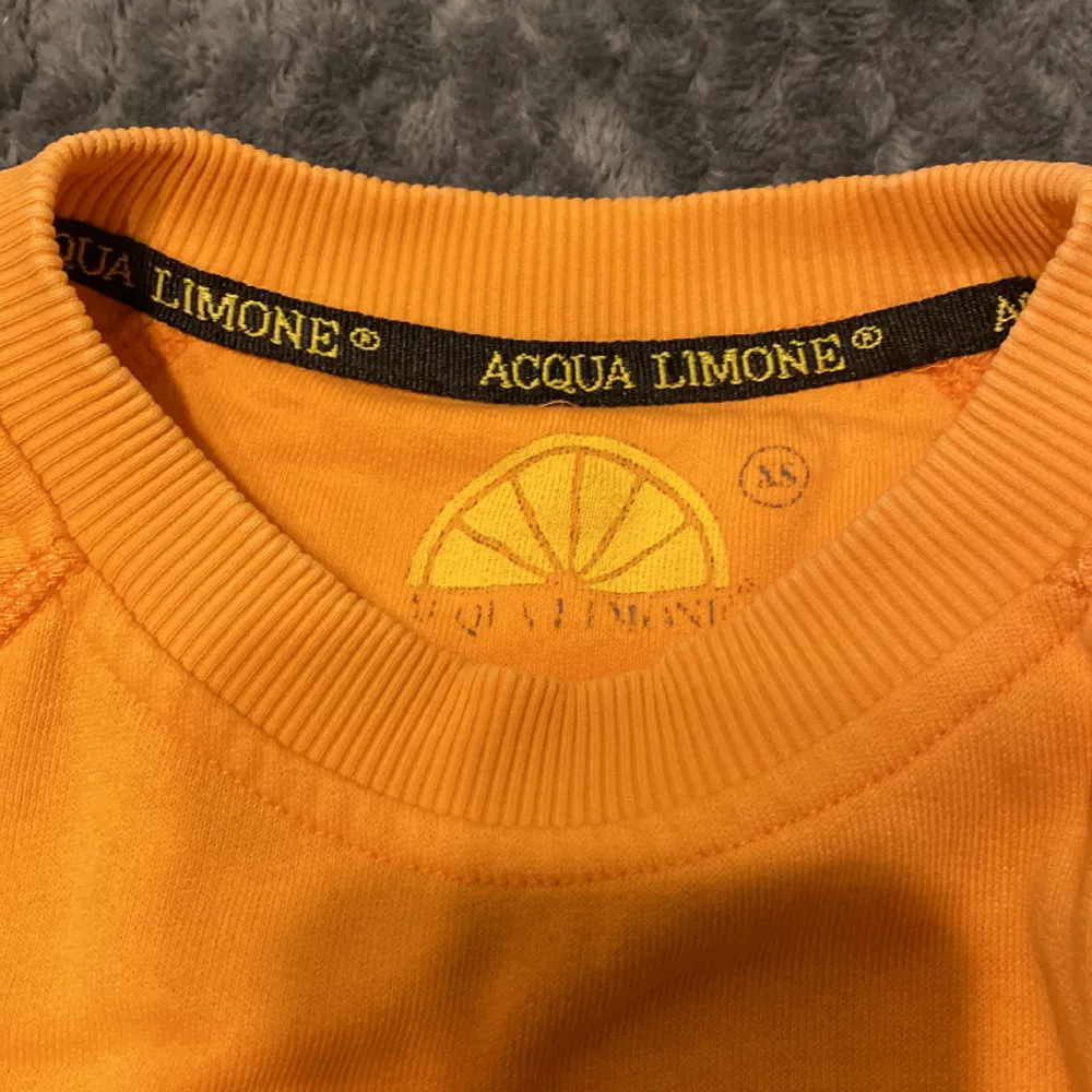 Orange Aqua Limone sweatshirt som är i mycket bra skick pågrund av att den inte har kommit till användning. Den är ganska stor i storleken.🩷. Hoodies.
