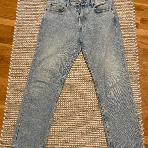 Säljer nu mina ljusblåa jeans från Zara! Str 42! köpta för ca en månad sen! Glöm inte att höra av er vid frågor och funderingar! 