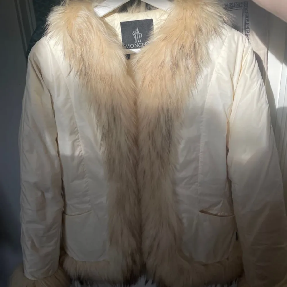 Säljer denna sjukt fina vintage Moncler jackan köpt på Vestiaire Collective. Inte använd av mig då jag säljer den pga att den är för liten 💖 storlek 1 vilket motsvarar en S🌟. Jackor.