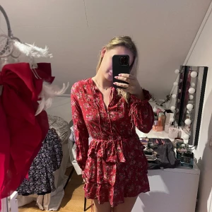 Klänning - Jättefin sommarklänning, för liten för mig sen är i storlek xs/S men passar en liten m❤️