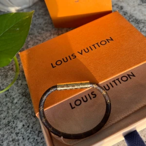 Louis Vuitton armband - Så fint Lv armband, i princip nyskick. Som tyvärr inte kommer till användning så mycket. Äkthetsbevis, kvitto, låda och påse medföljer 🧡 Nypris: 2800