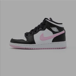 Air Jordans 1 mid Artic Pink - Jordans i bra skick, köpta på Restocks 💗💗 Pris kan diskuteras vid snabb affär