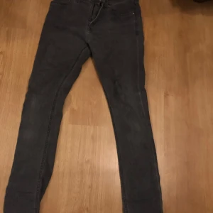 Nudie Jeans - Hej jag säljer dessa feta Nudie Jeans! Dem är i storlek 28/32 och i bra skick. För fler funderingar kom dm. Nypris ligger runt 1200, mitt pris 400