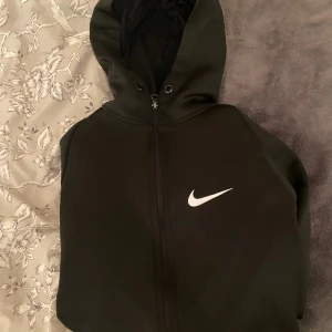 Nike tröja  - Ej använd så finns inte några defekter. Är i storlek M men passar oversized på S. Har tränings material.