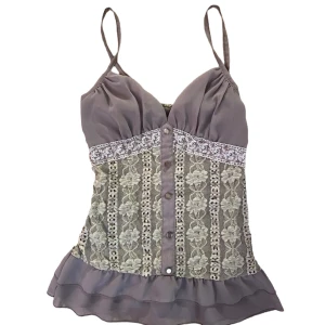 y2k vintage linne - gulligt linne i grå/kaki färg med detaljer. Står ingen storlek eller märke. Skulle uppskatta till en S i storlek. (Har justerbara snören) Köparen står för frakt. 🩷