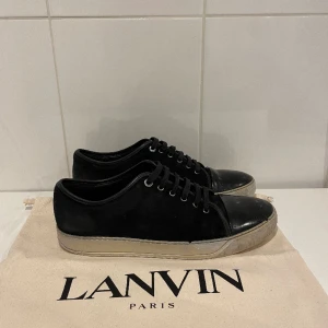 Lanvin skor  - Hej! Säljer nu dessa superpopulära lanvin skor. Skorna är i använt skick 6/10. (Se bild 3) Med skorna medföljer dustbag. Uk 11 passar 45-46