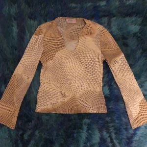 Tröja i mesh  - Jättefin meshtröja i ormmönster med flöjtärmar! Storleken står inte men jag bär vanligtvis s eller xs. 